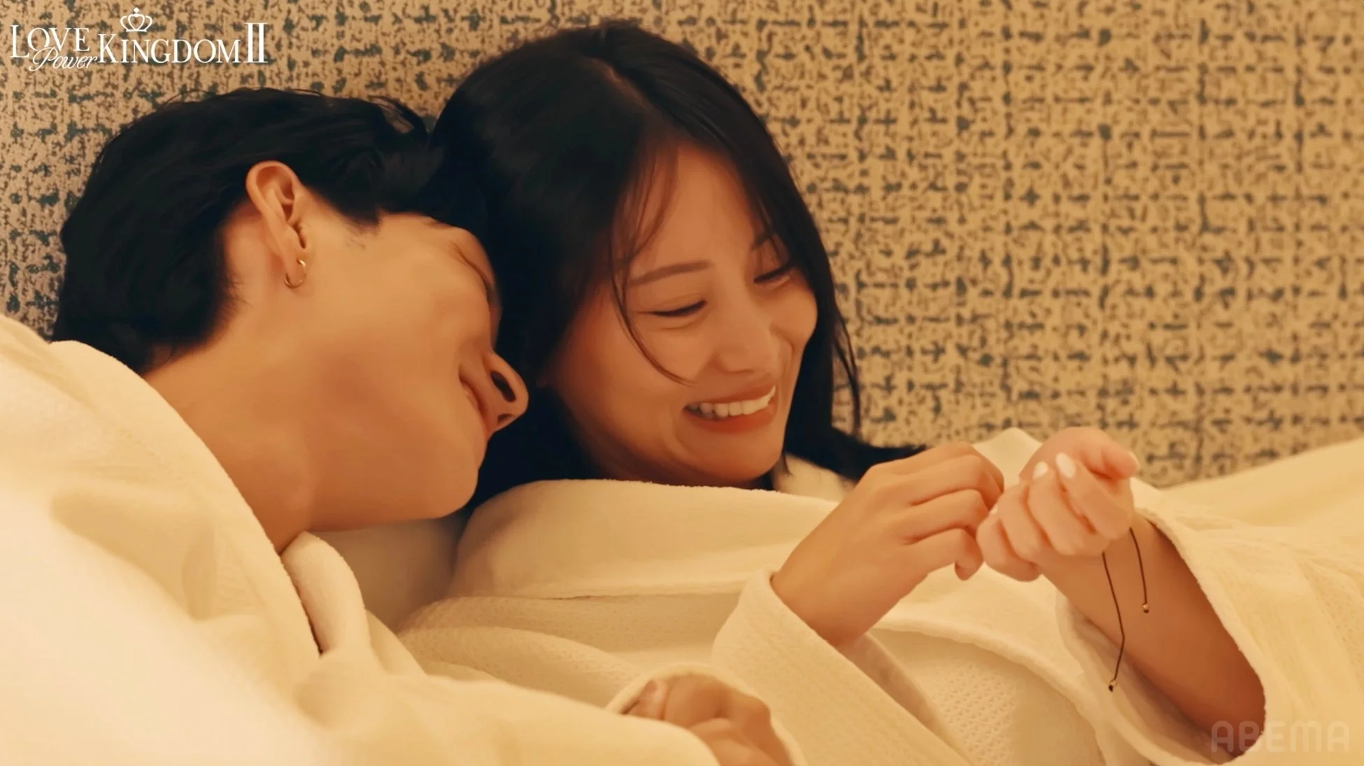 ベッドでバスローブを着用したカップル