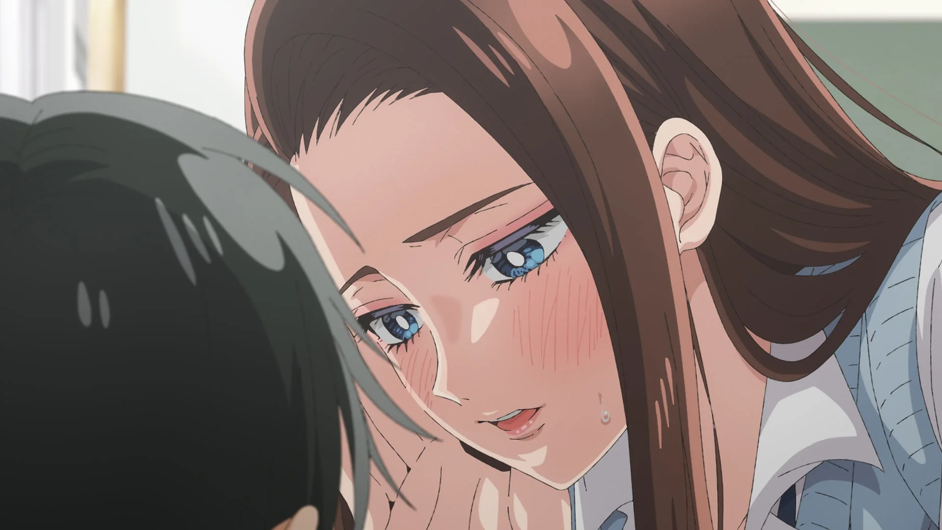 顔を赤らめ、汗をかいているアニメスタイルの女性が、別の人物に近づいて見つめているクローズアップ画像です。女性の感情的な表情が印象的で、親密な雰囲気が漂っています。