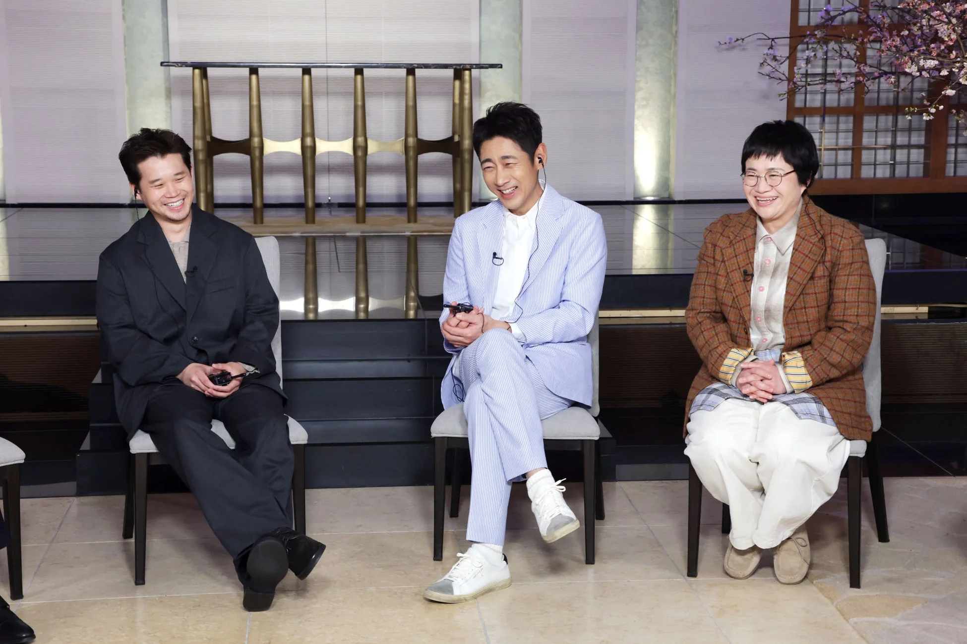 談笑する3人の男女