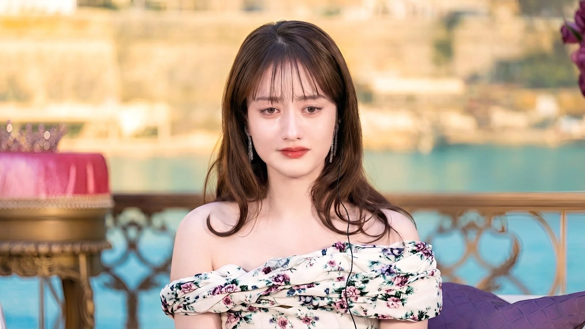 泣いている女性