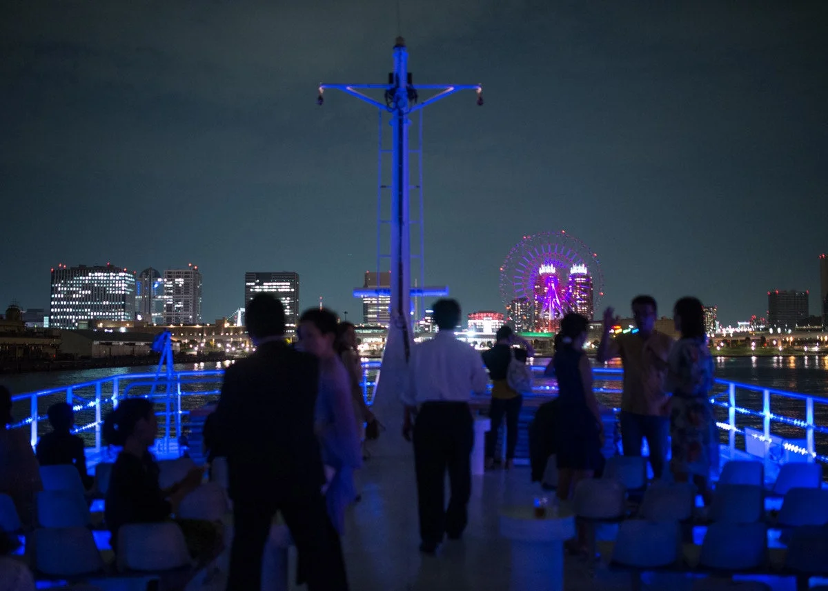 夜景を望む船上