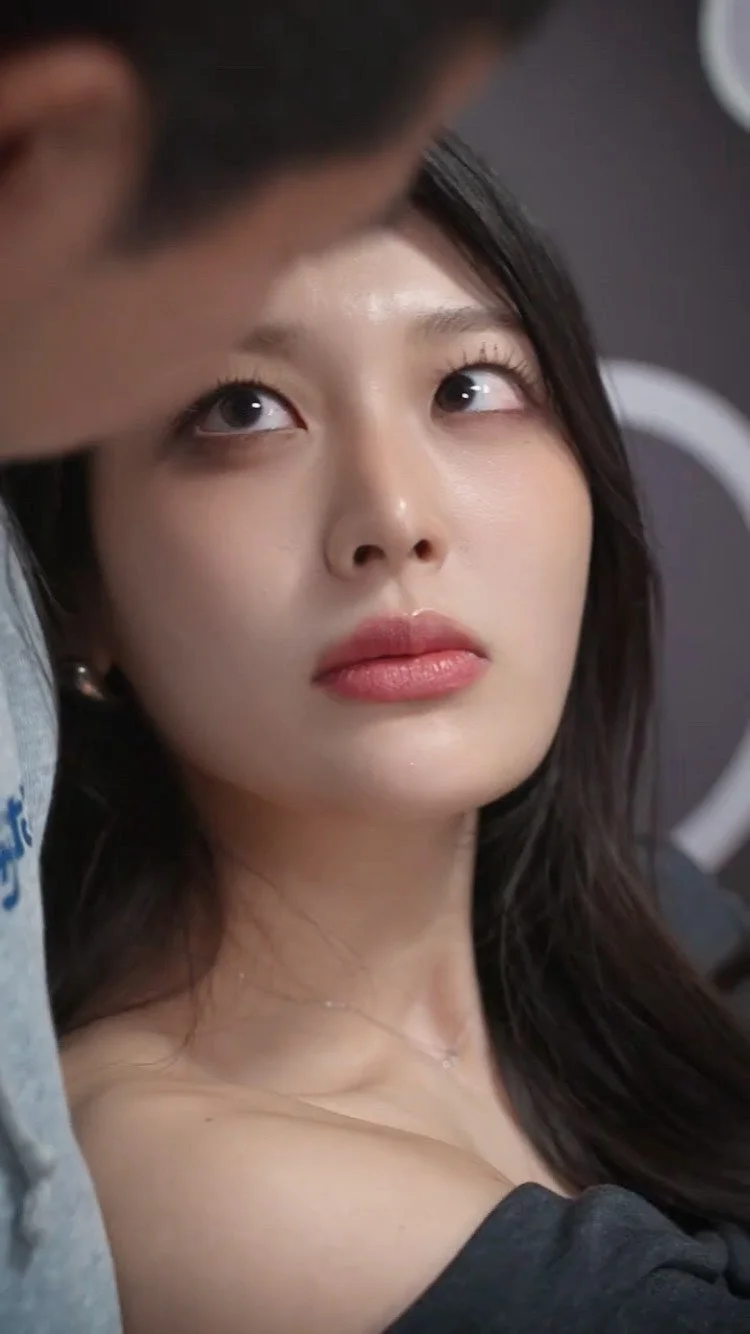 見上げる女性のクローズアップ