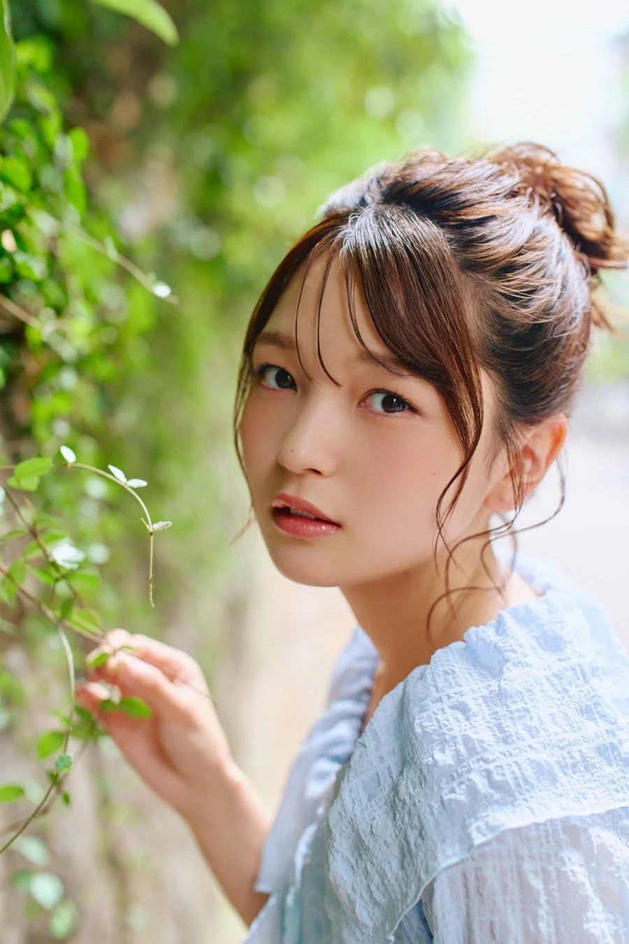 女性、ポートレート、自然、緑、葉、屋外、アジア人、美しい、爽やか、清楚、青い服、モデル、笑顔なし、上半身