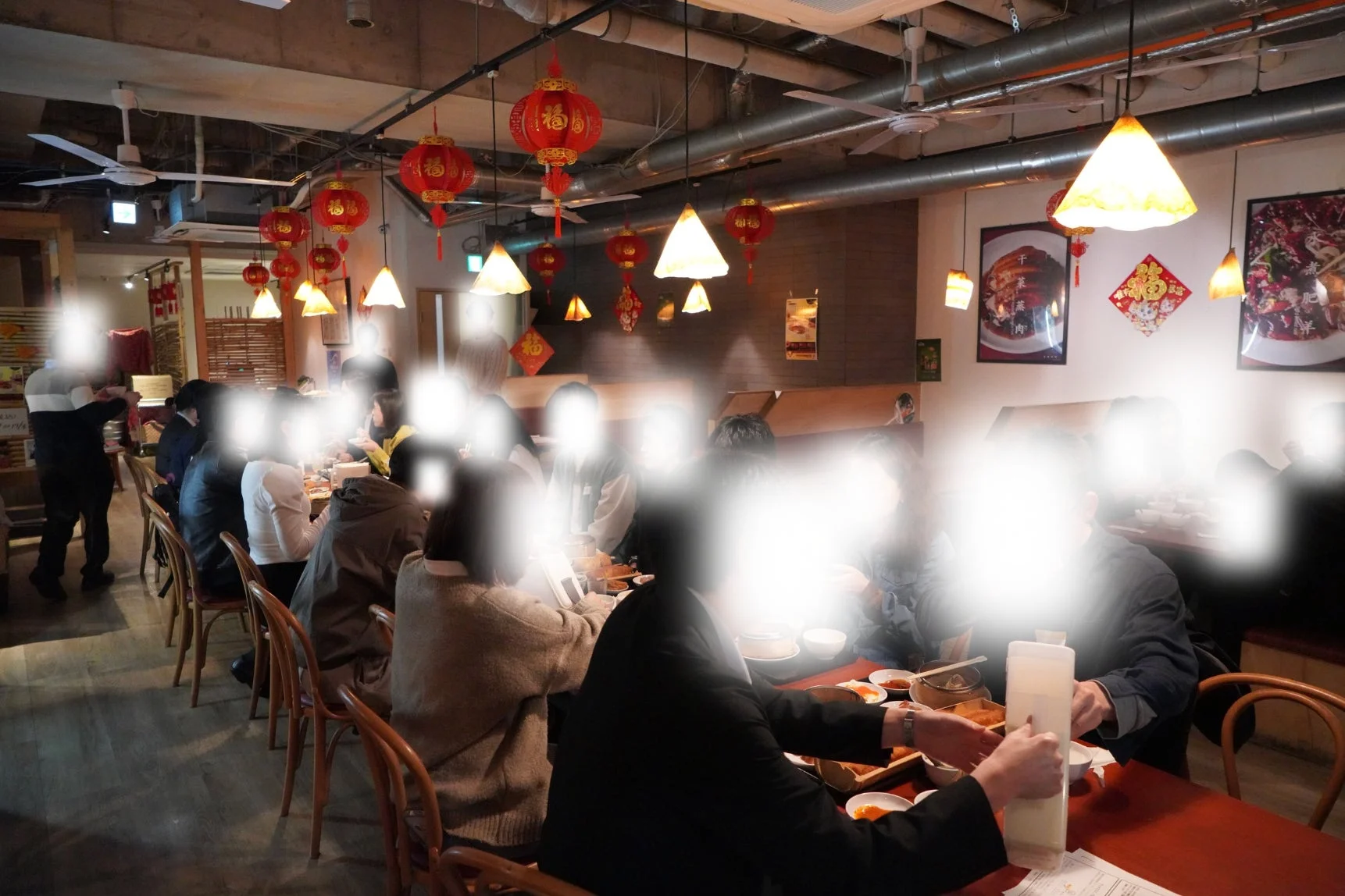 多くの人々が食事を楽しんでいる中華料理店