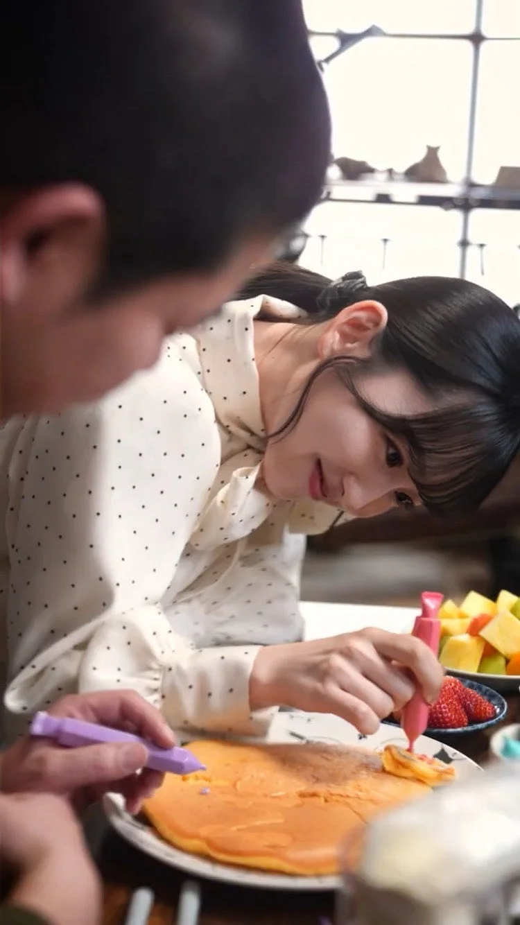 お菓子作りをする二人