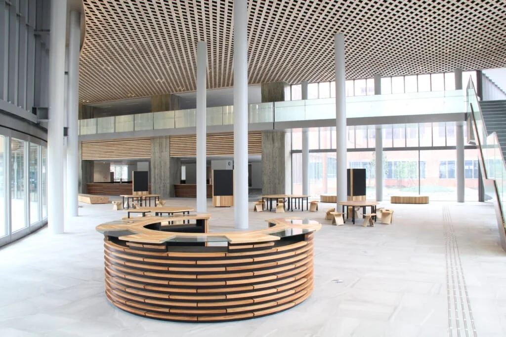 金沢市役所第二本庁舎のロビー