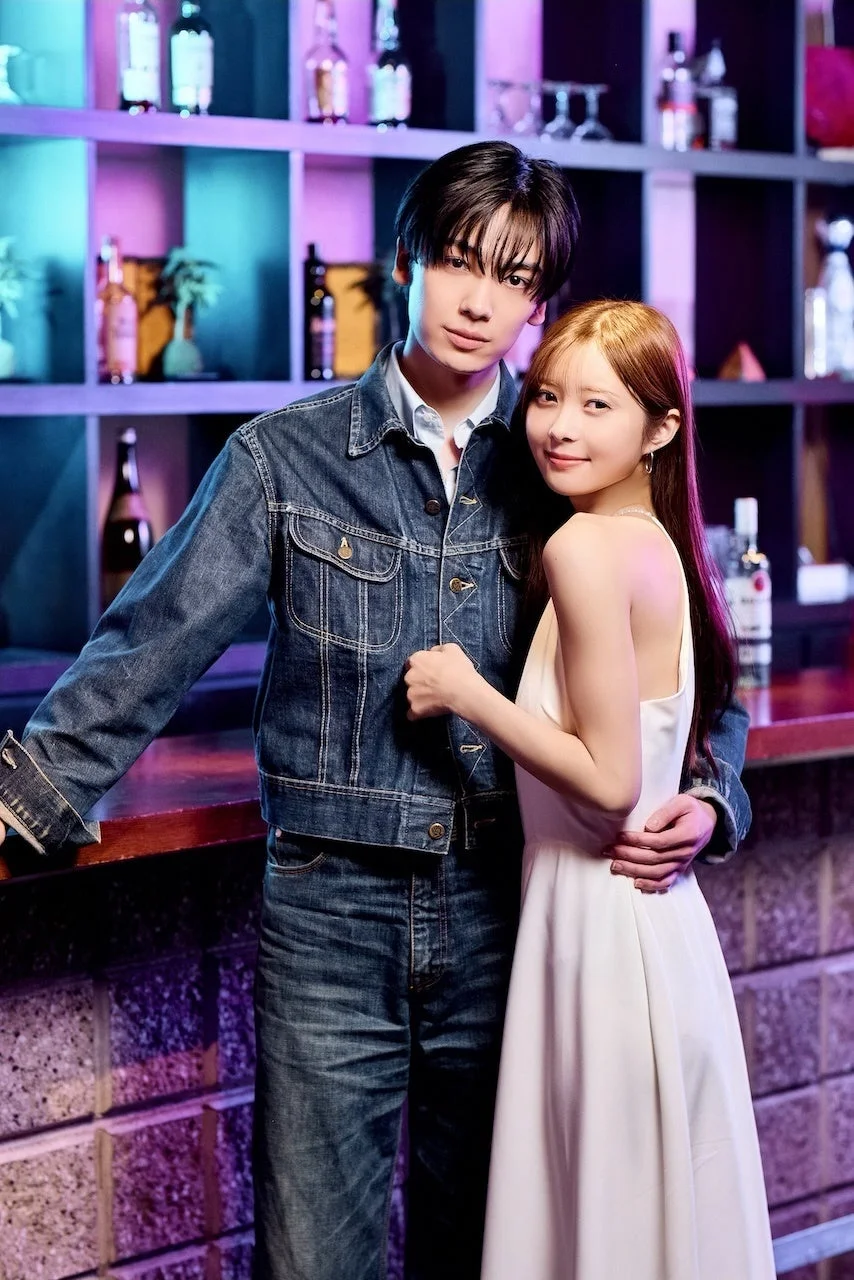 バーで寄り添うカップル