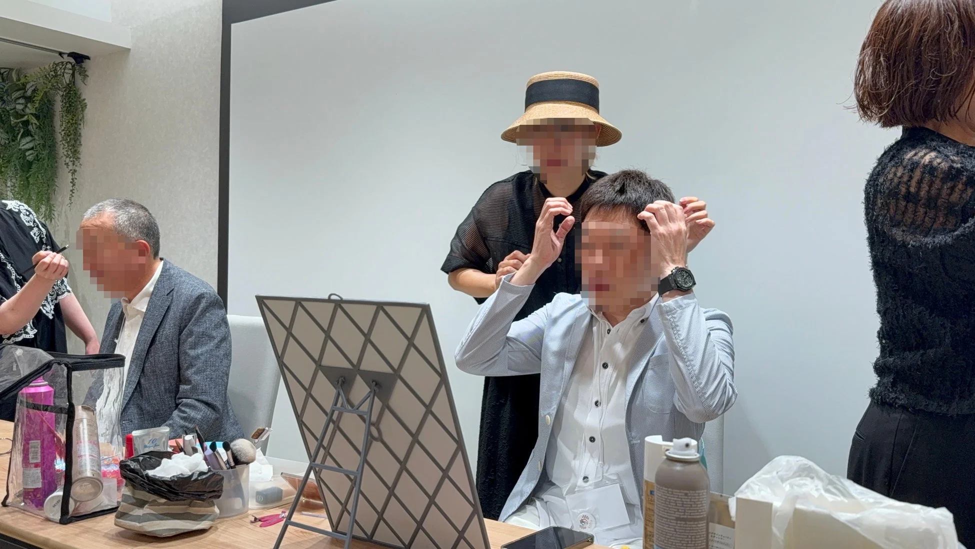 男性がヘアセットをしている様子