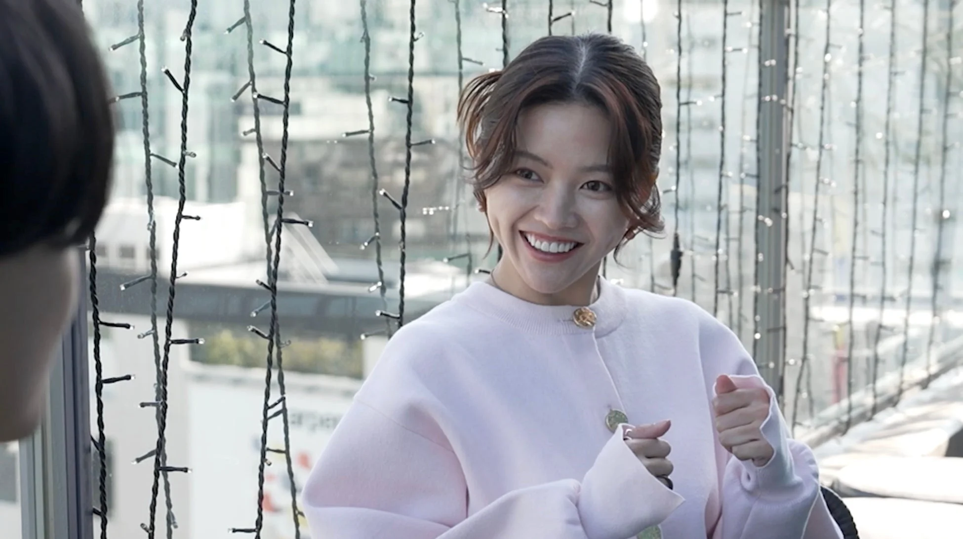 明るい室内でピンク色の服を着た女性のポートレート