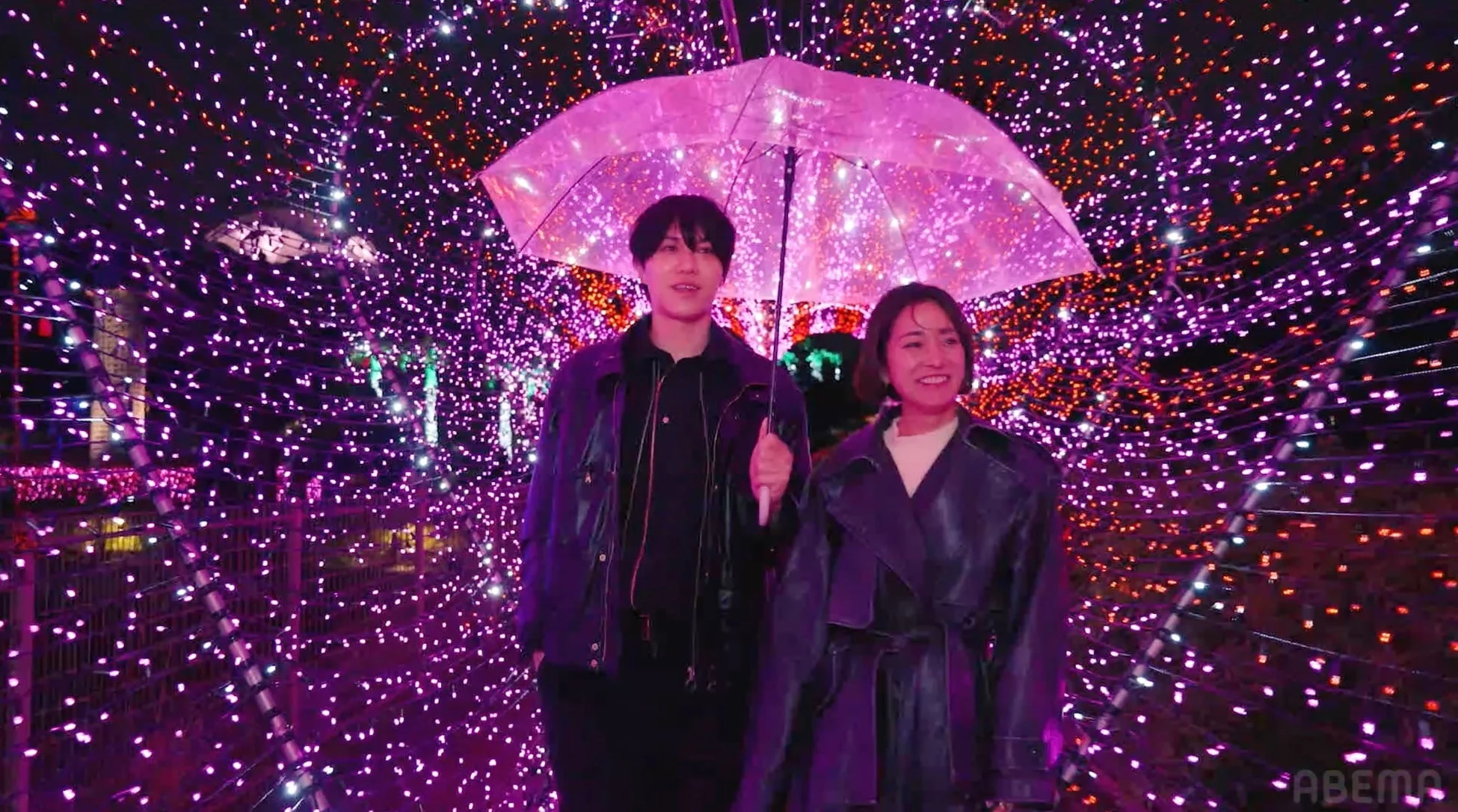 イルミネーションのトンネルを歩くカップル