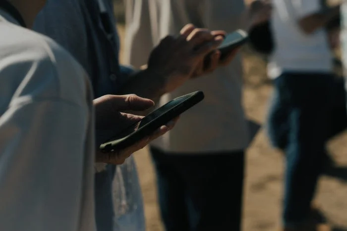 スマートフォンを操作する人々