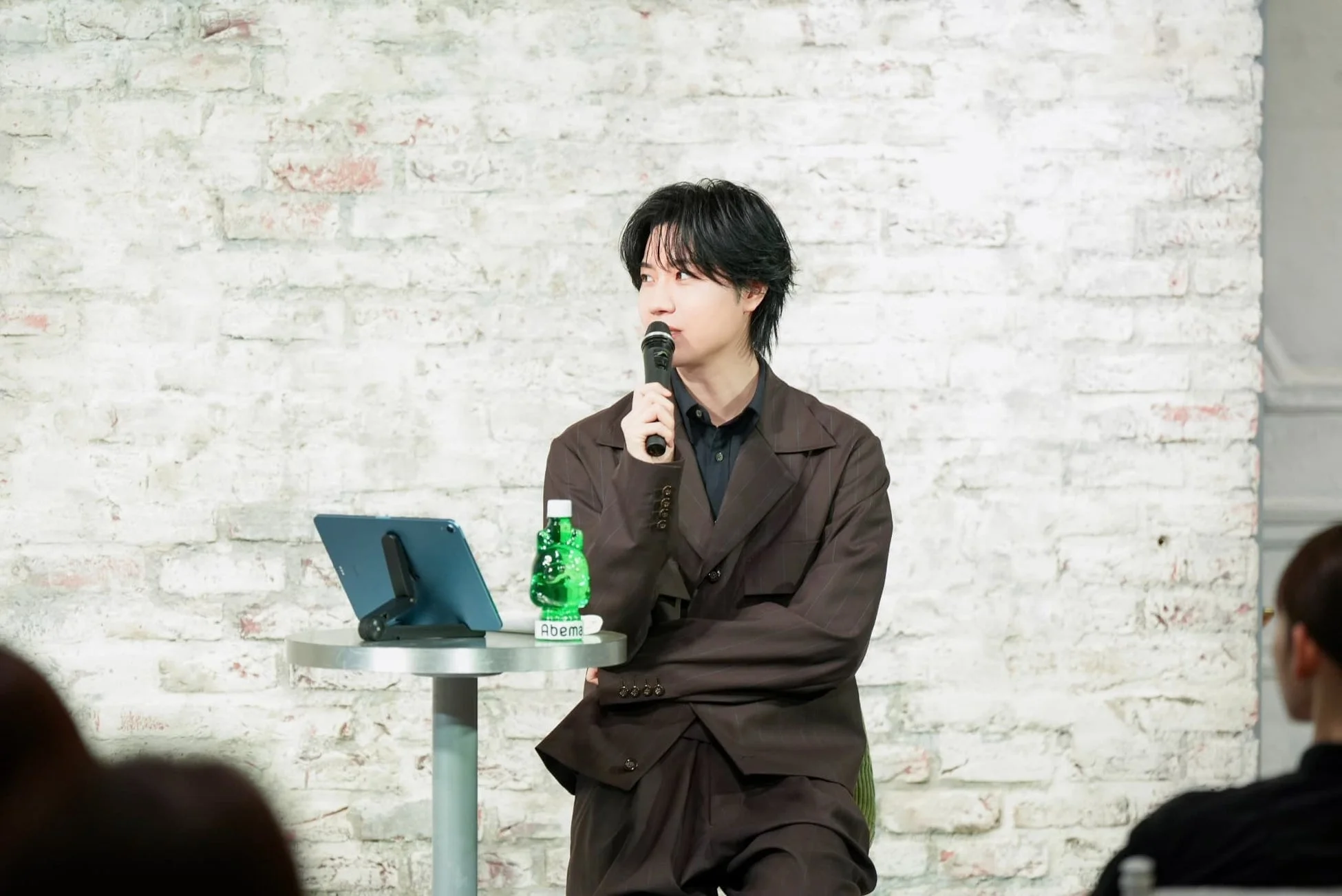 インタビューに応じる桜田通