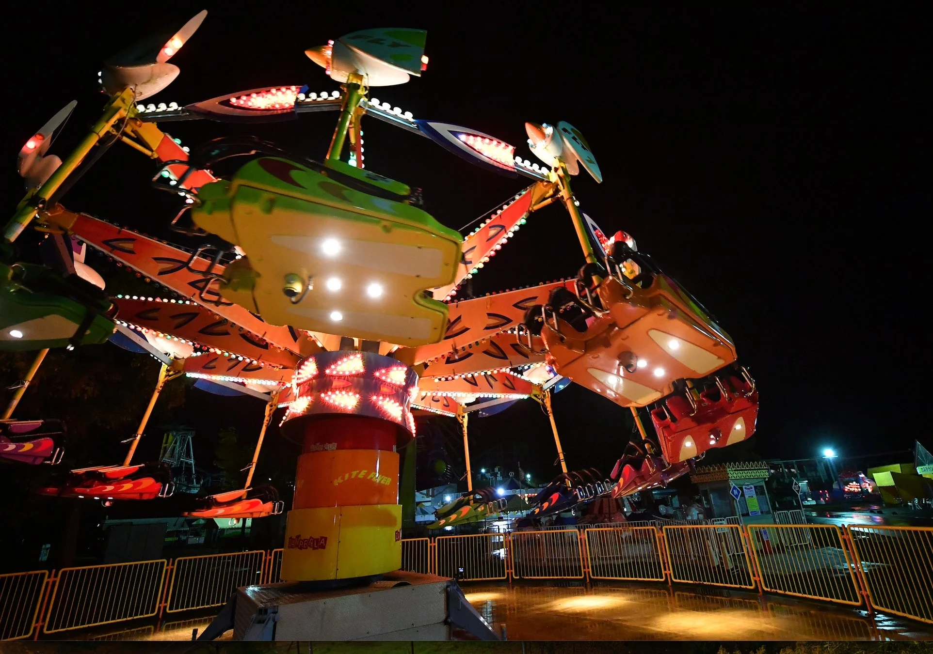 夜の遊園地のアトラクション