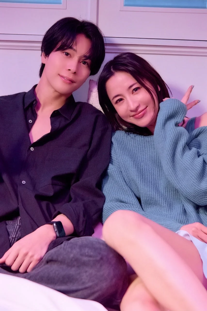 笑顔でピースサインをするカップル