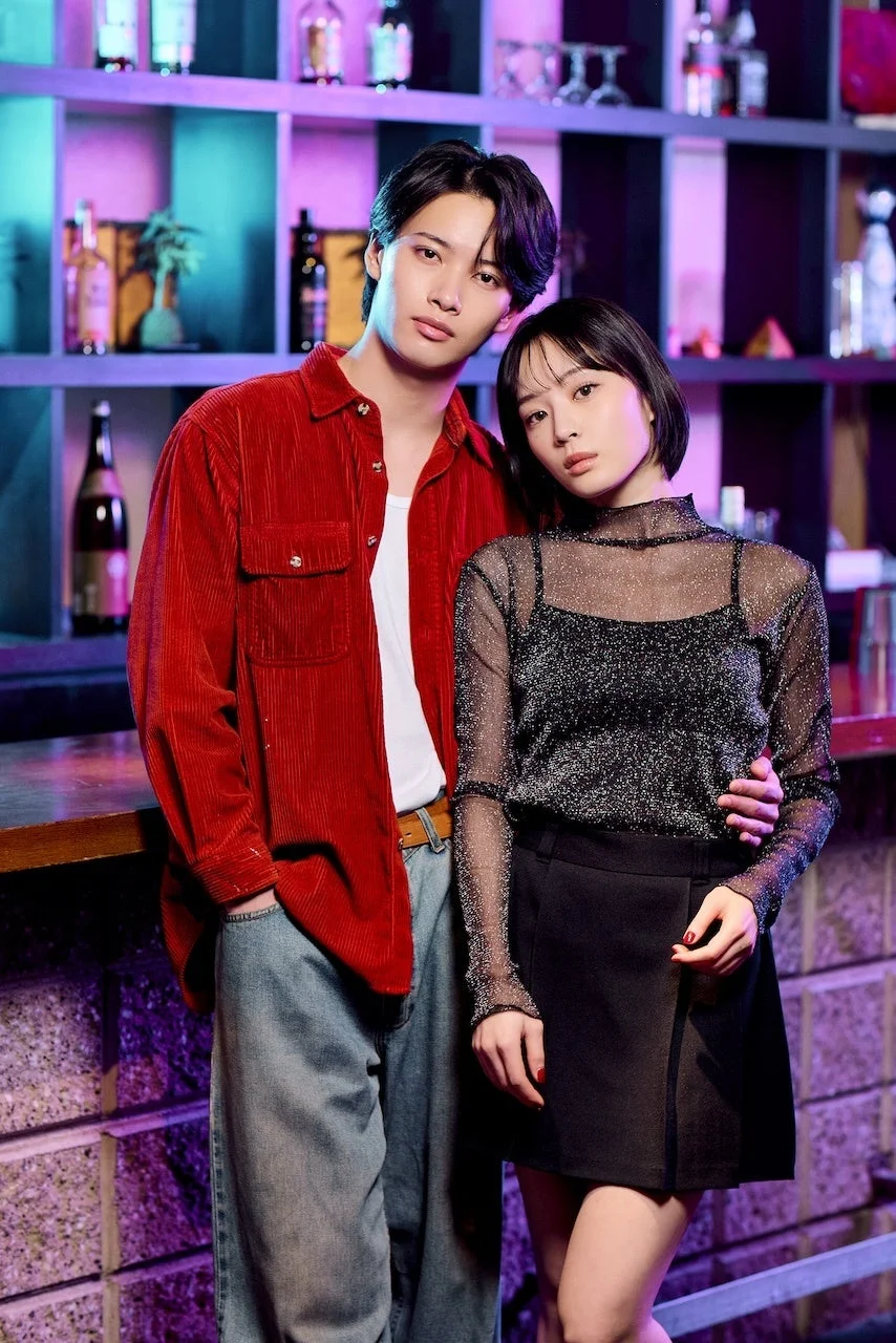 ネオンライトのバーでのカップル