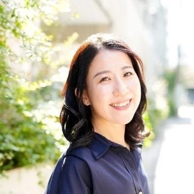 屋外で明るく微笑むアジア人女性のクローズアップポートレート