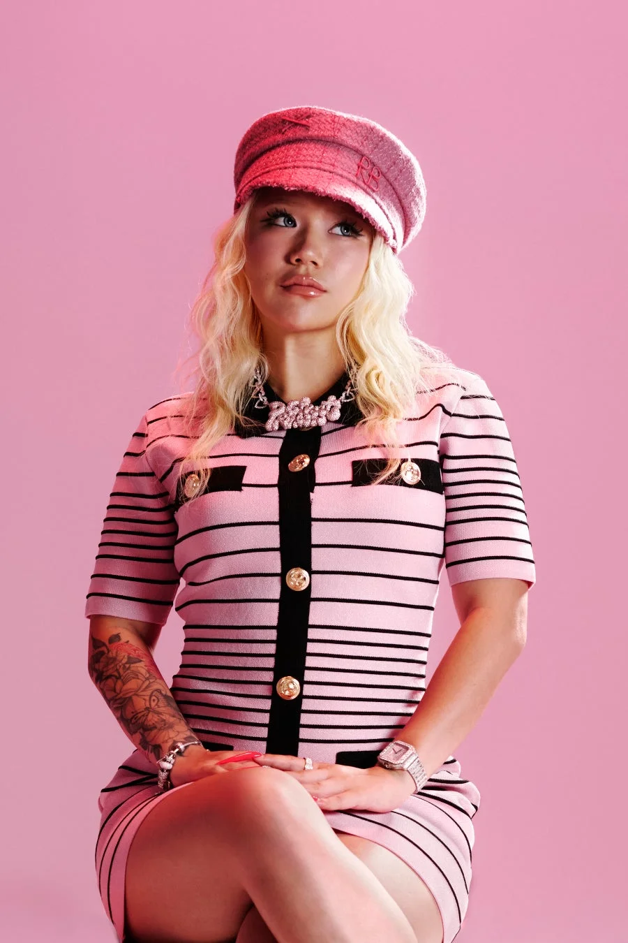 女性,ブロンドヘア,ピンク,帽子,ストライプ,ドレス,ファッション,ポートレート,タトゥー,アクセサリー,スタイリッシュ