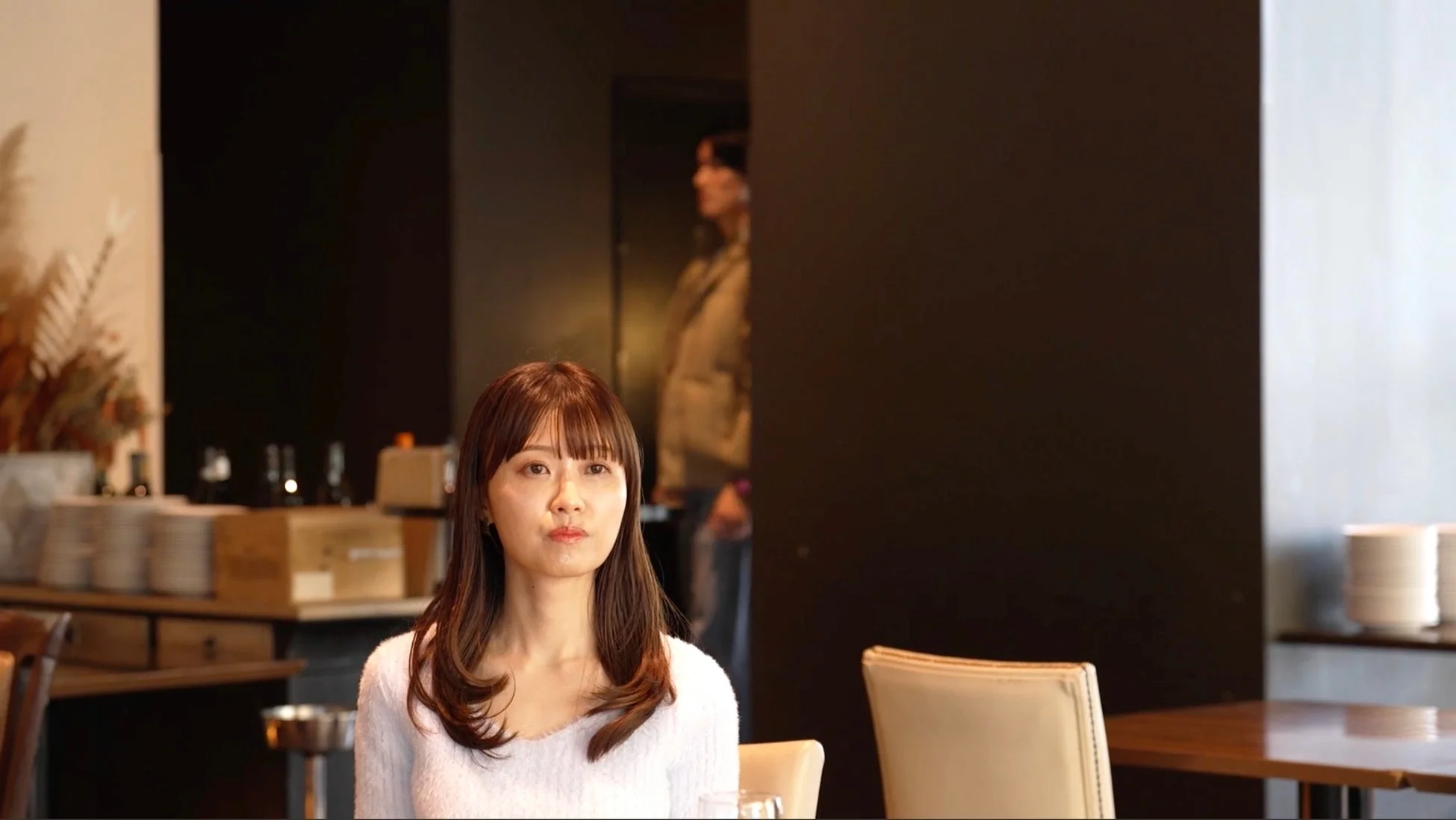 レストランで座っている女性の様子