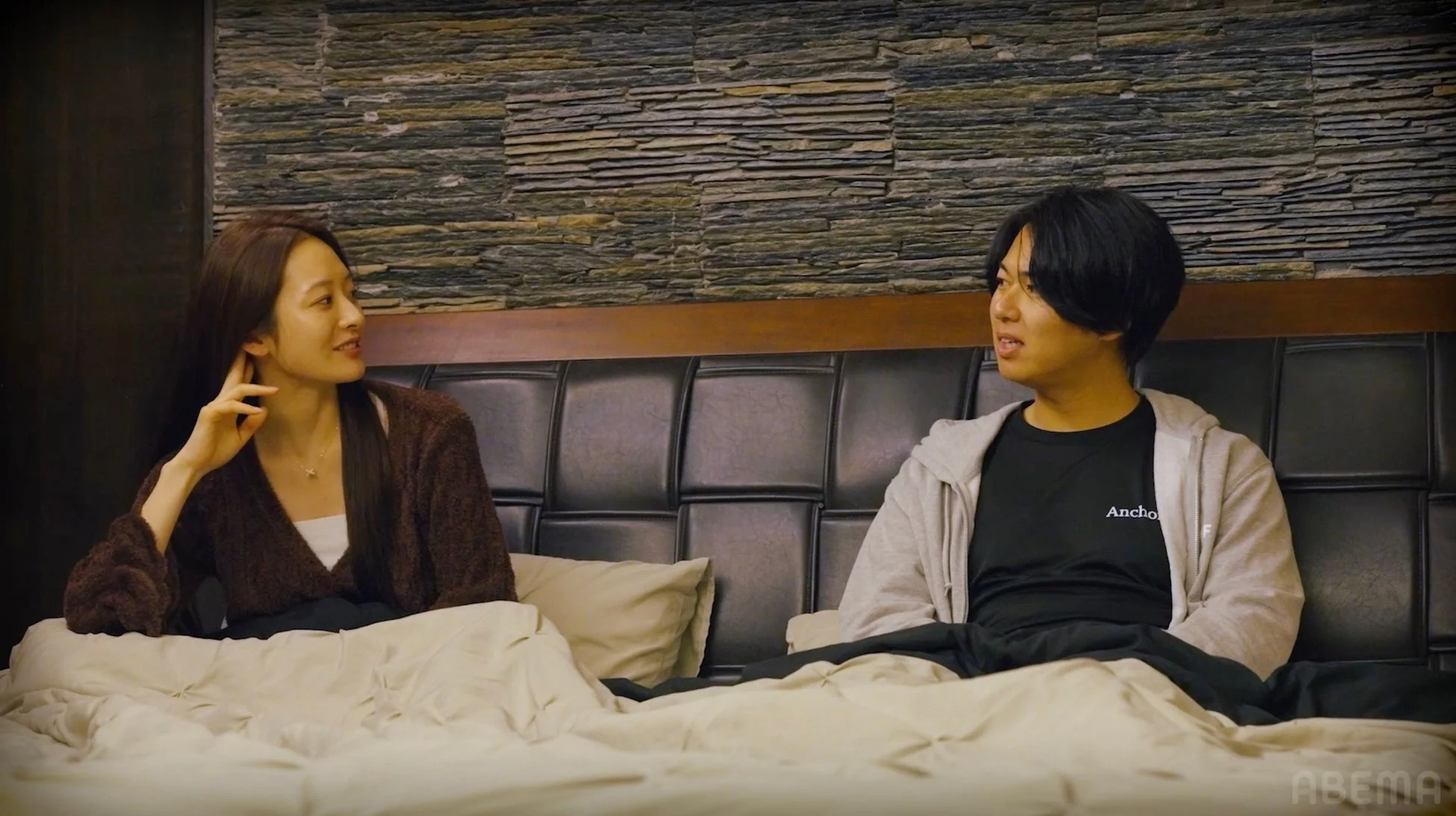 ベッドで会話する男女