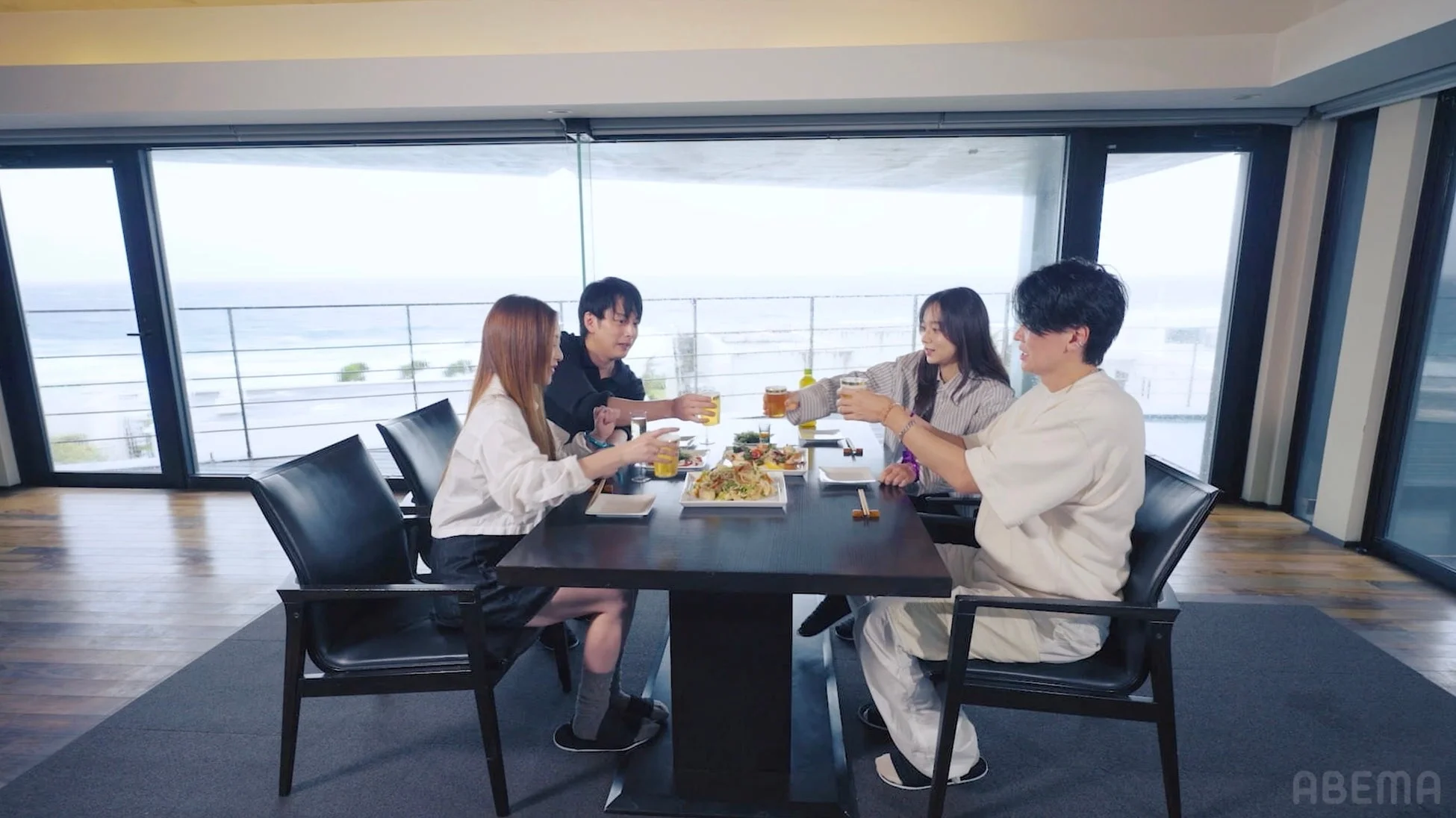 オーシャンビューで食事する男女グループ