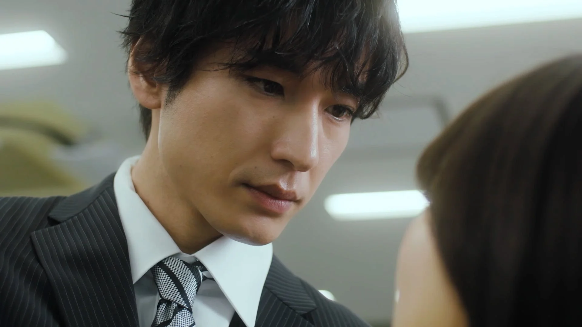 真剣な表情のスーツ姿の男性のクローズアップ