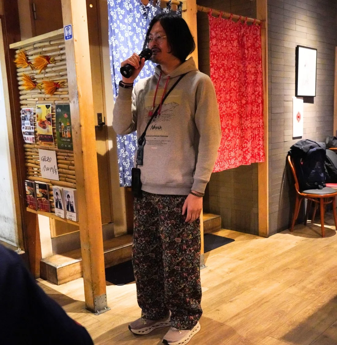 マイクを持ち話す男性