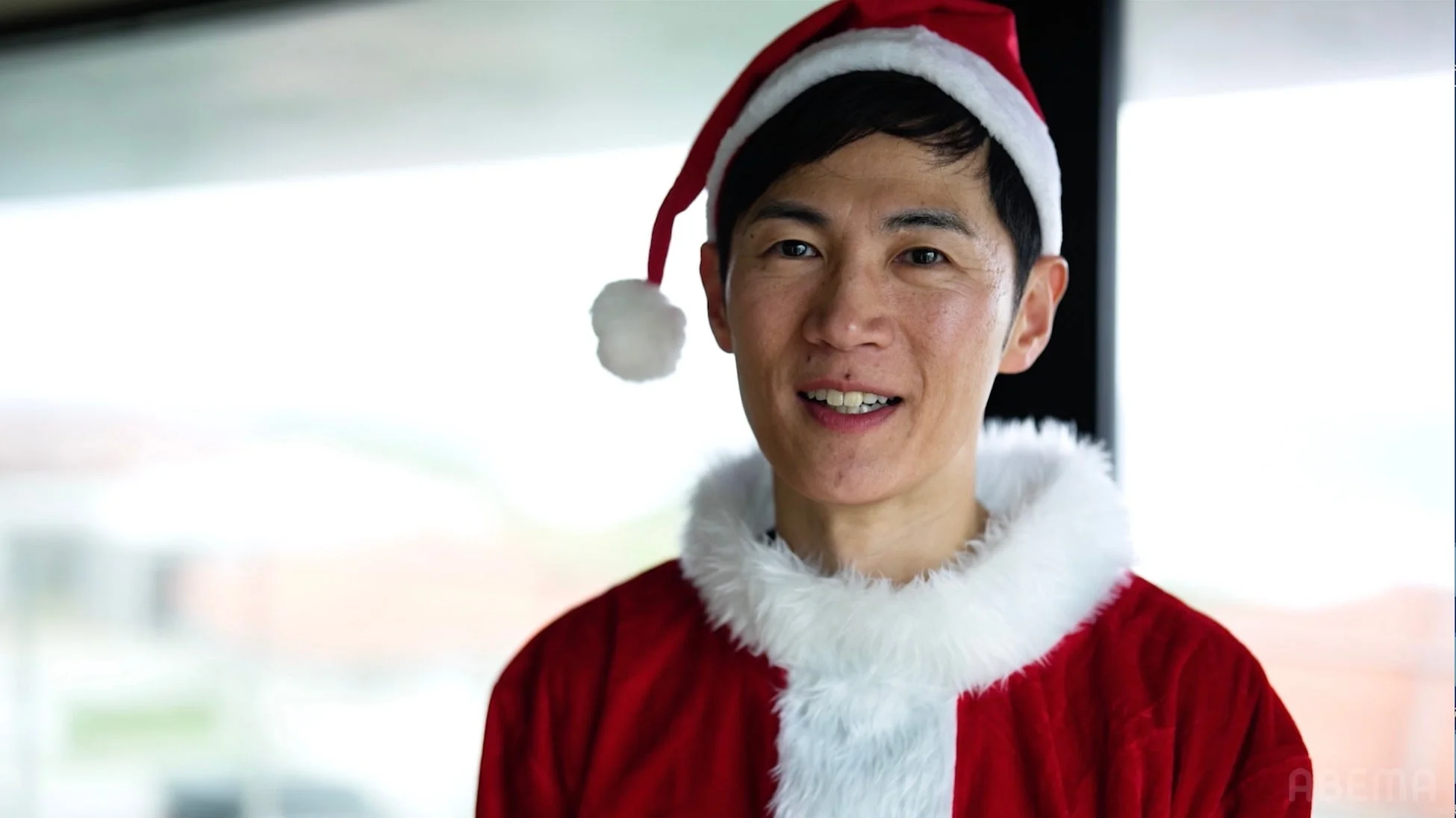 サンタクロース姿の石丸伸二