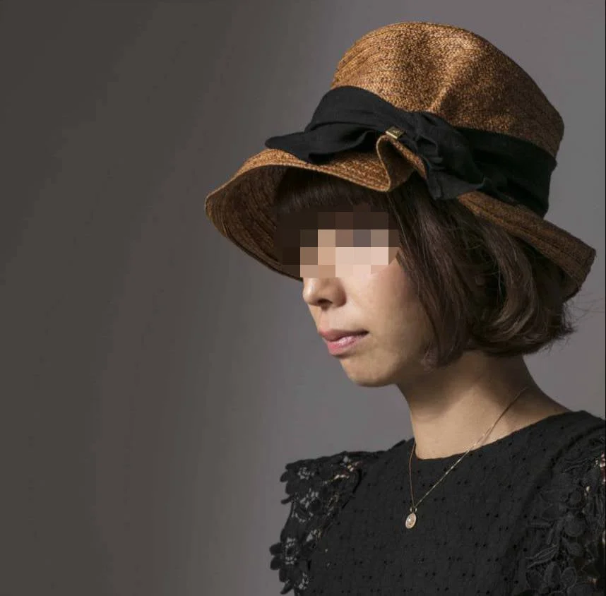 麦わら帽子をかぶった女性の横顔