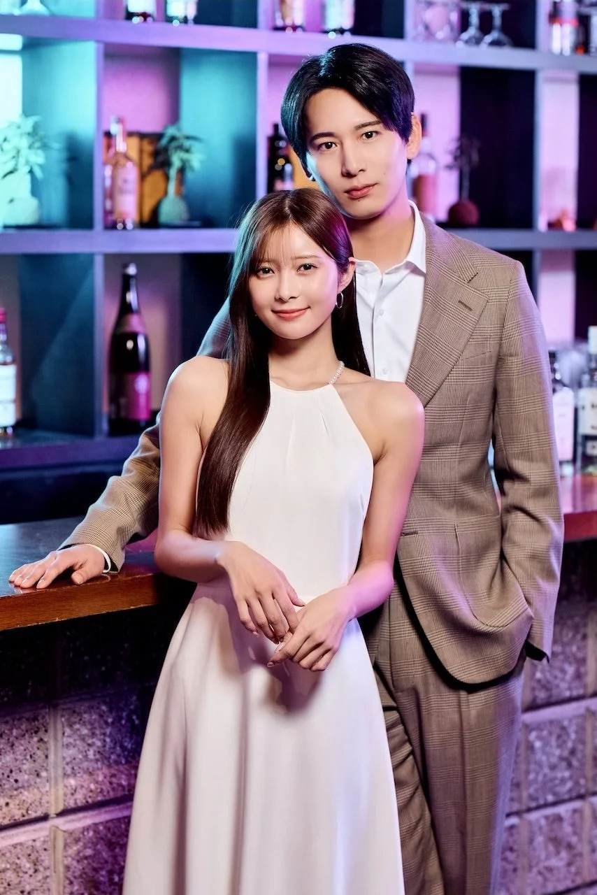 バーカウンターで並ぶカップル