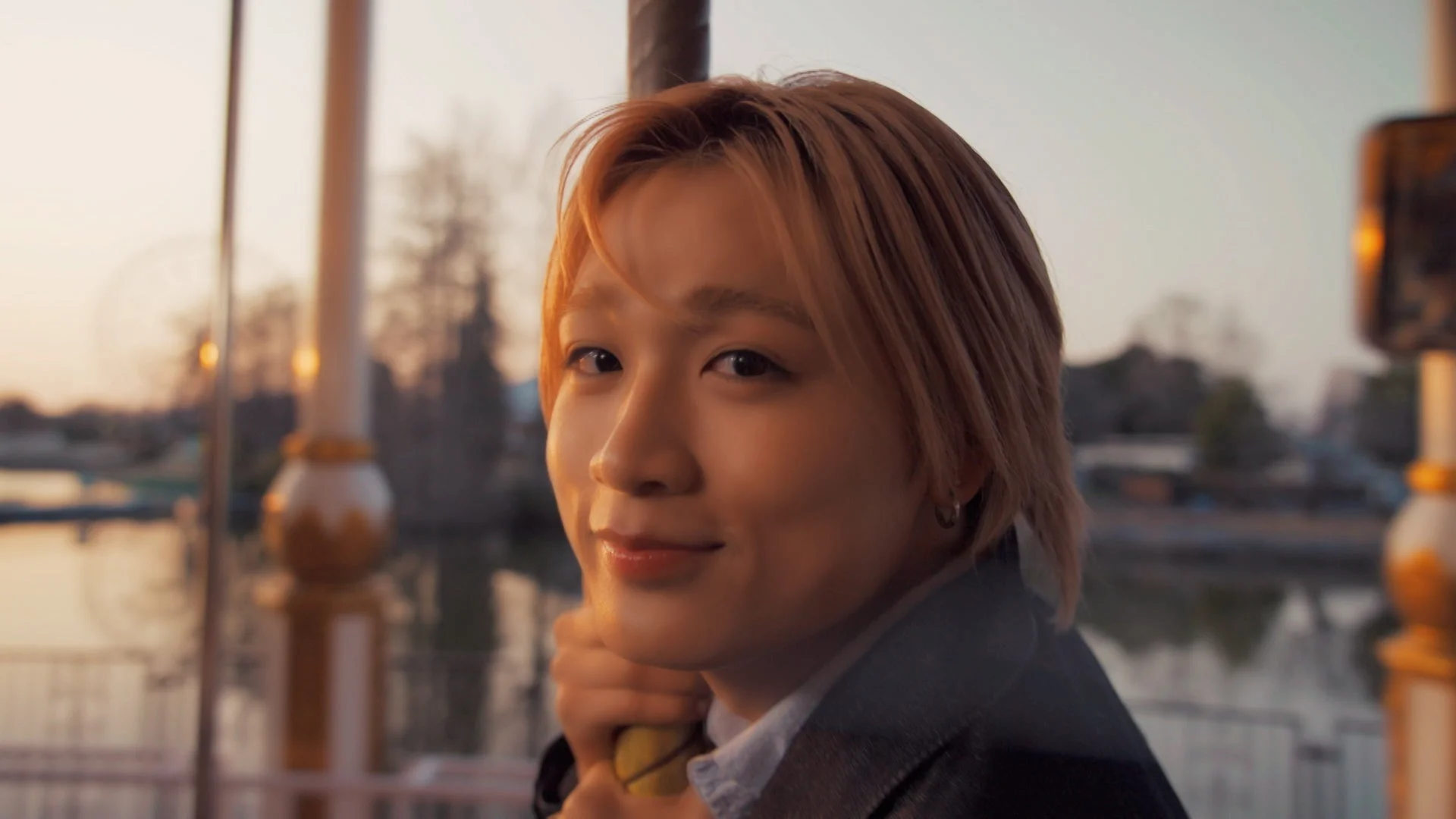 夕暮れ時に穏やかに微笑む田中笑太郎