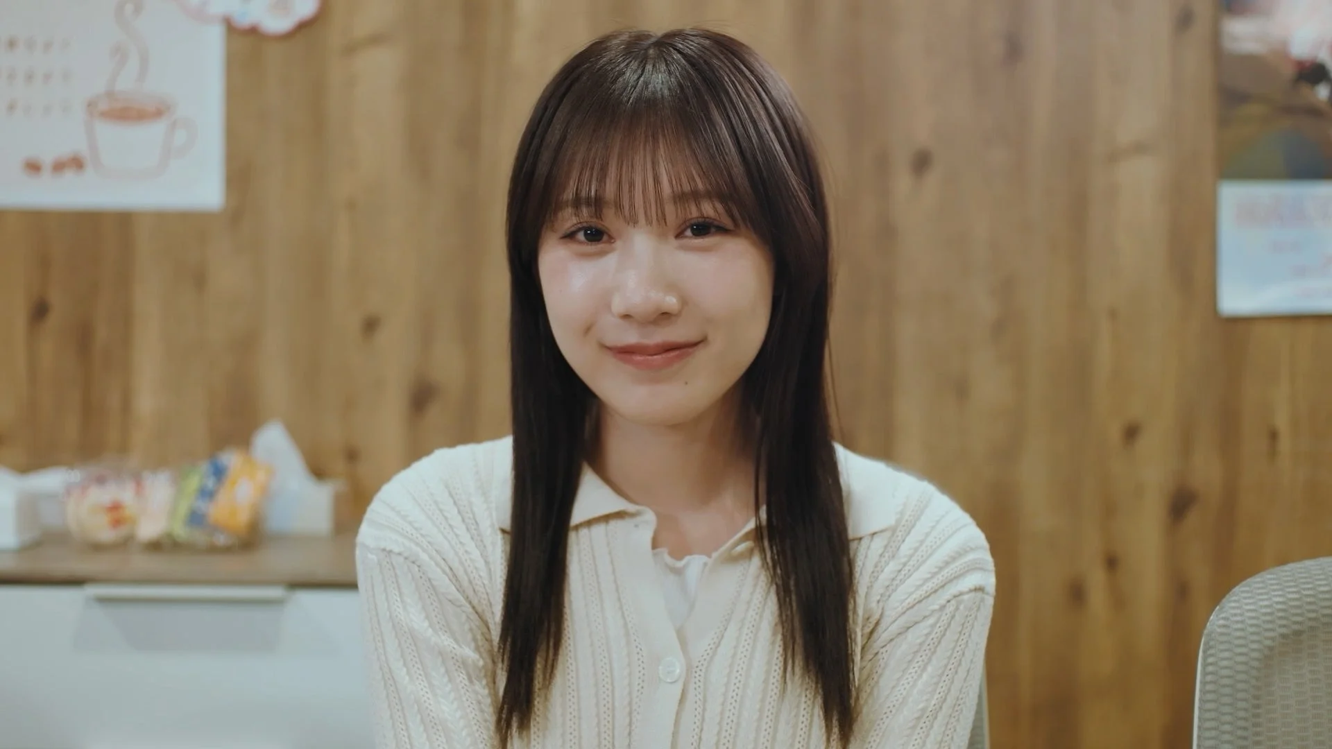 笑顔の若い女性のポートレート