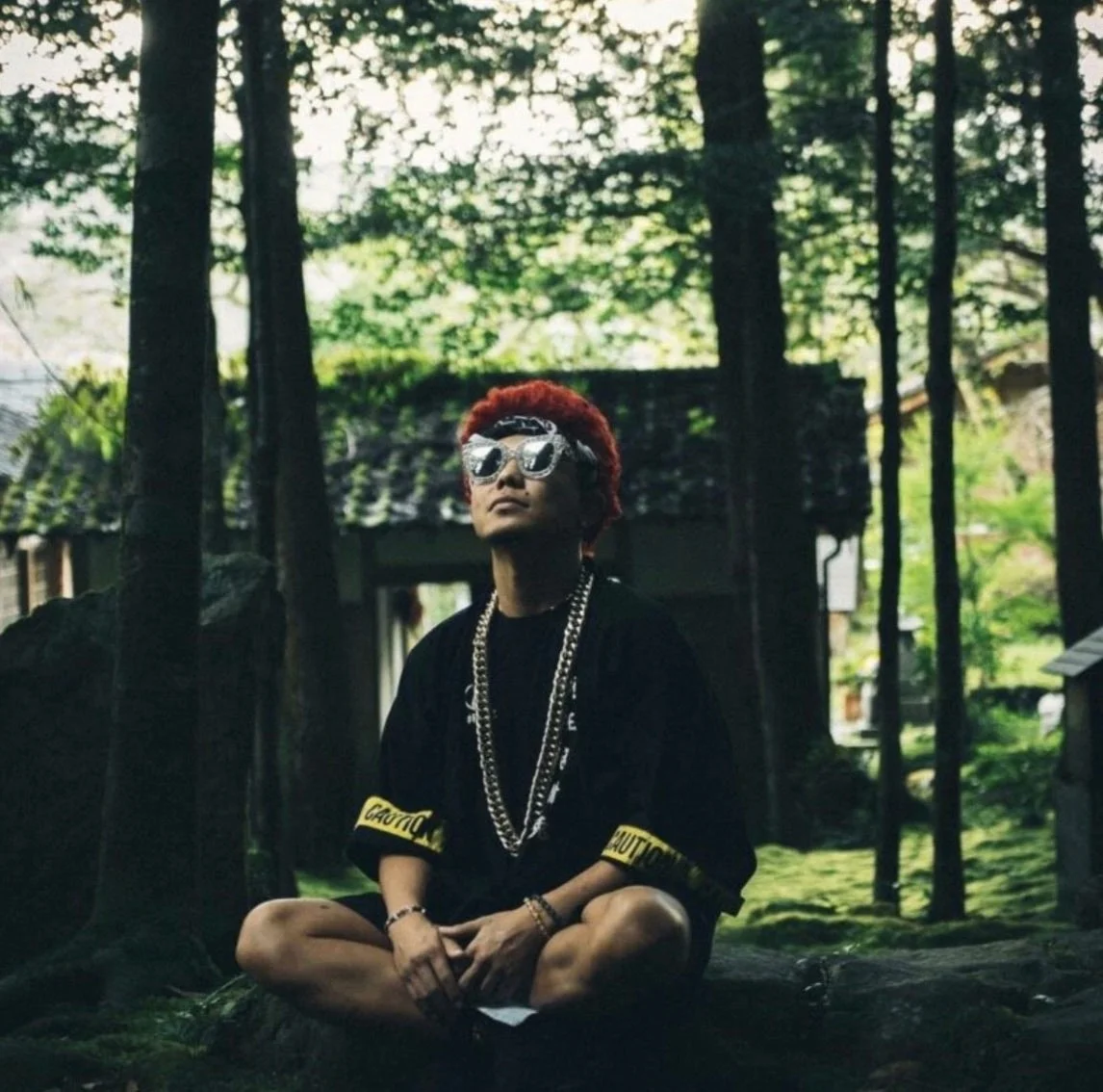 赤髪にサングラス、チェーンネックレスを身につけたパーティーロッカー「渋谷のあっくん」