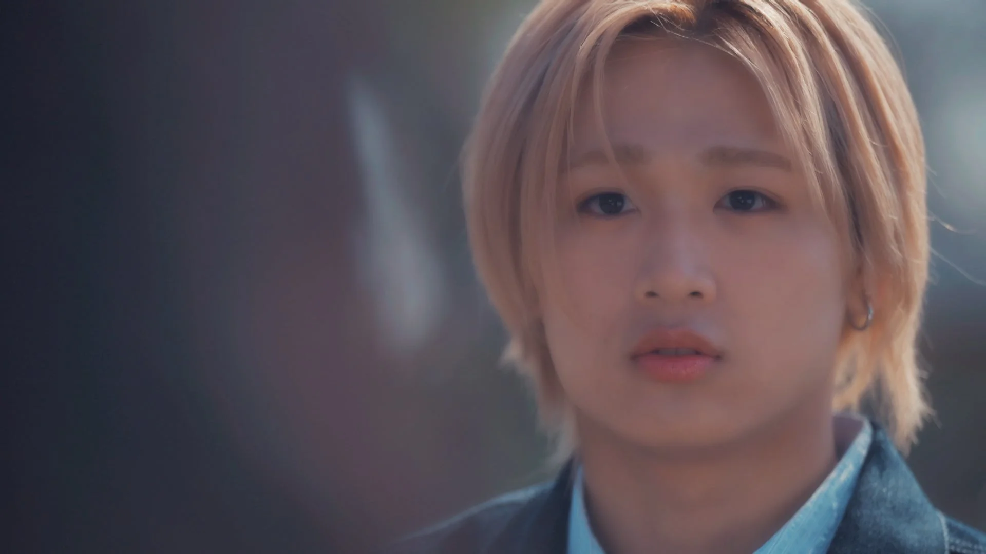 デニムジャケット姿で正面を見つめる田中笑太郎のクローズアップ