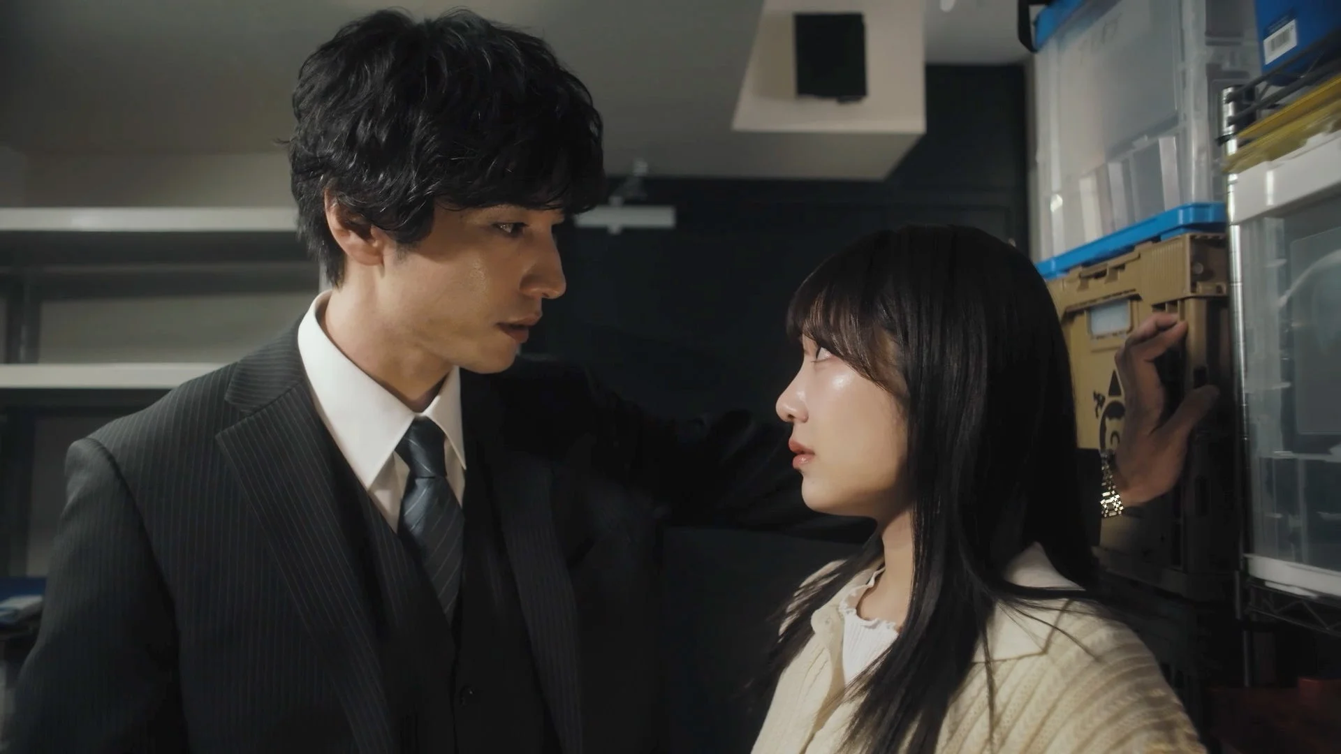 スーツ姿の男性とカジュアルな女性が見つめ合う