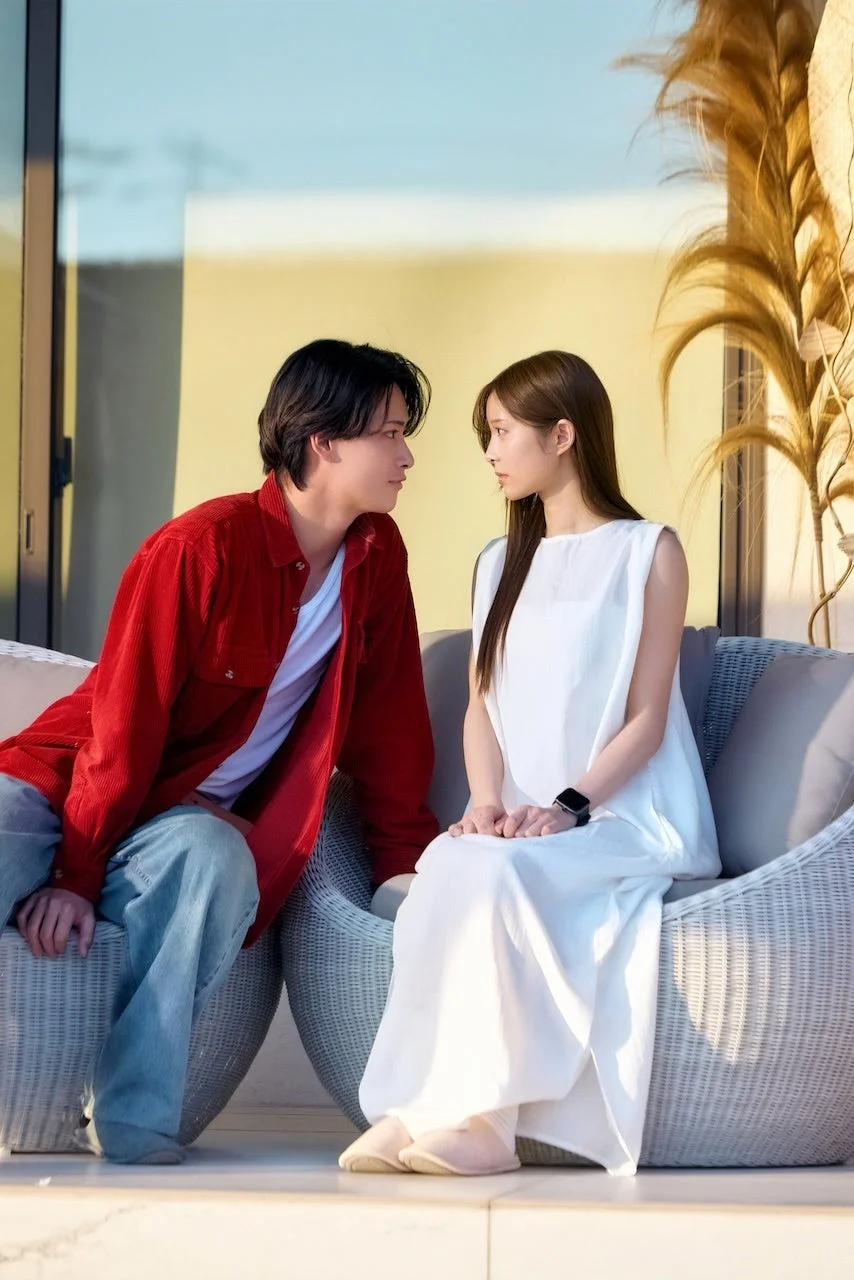 テラスで見つめ合うカップル