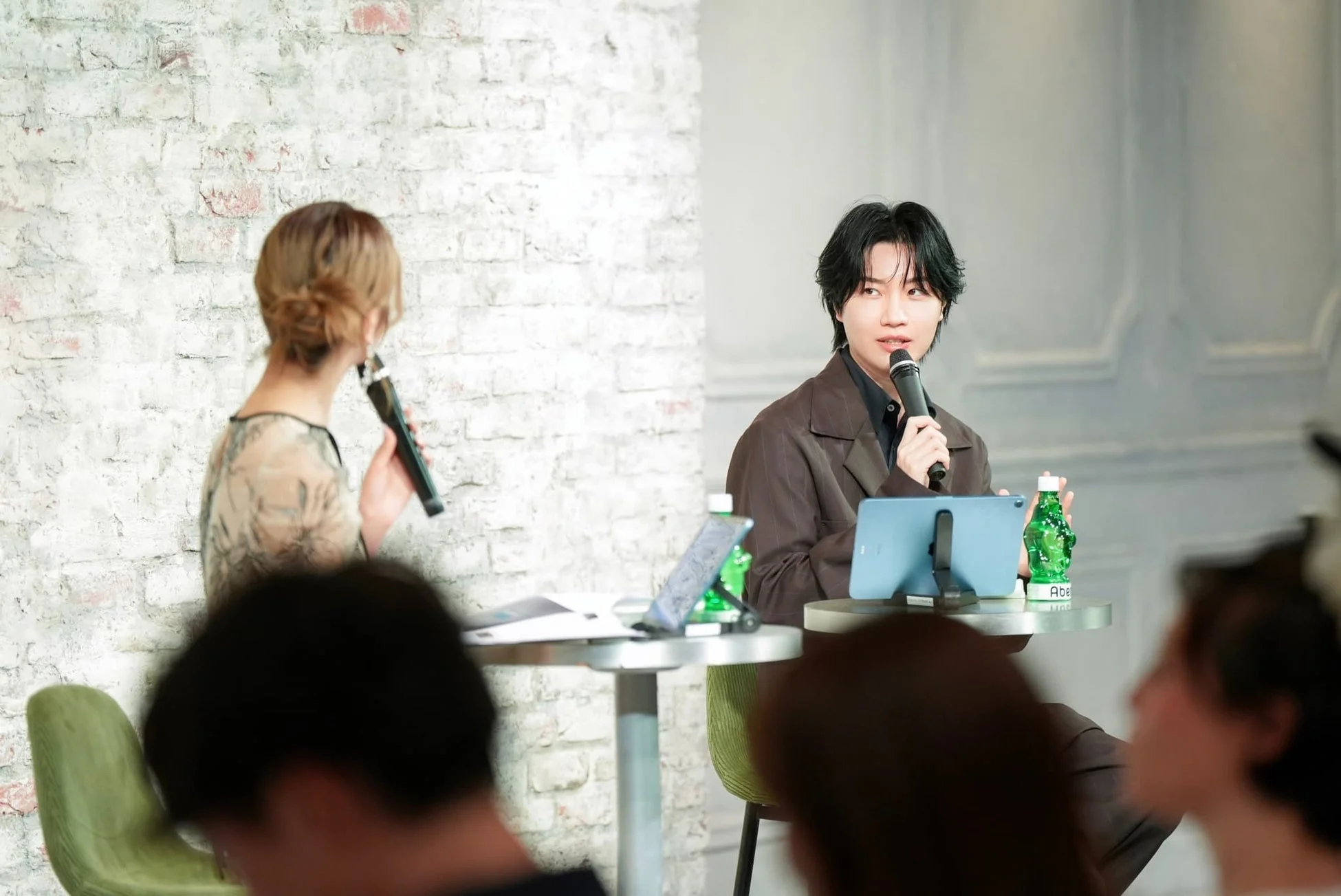 マイクを手に語る桜田通