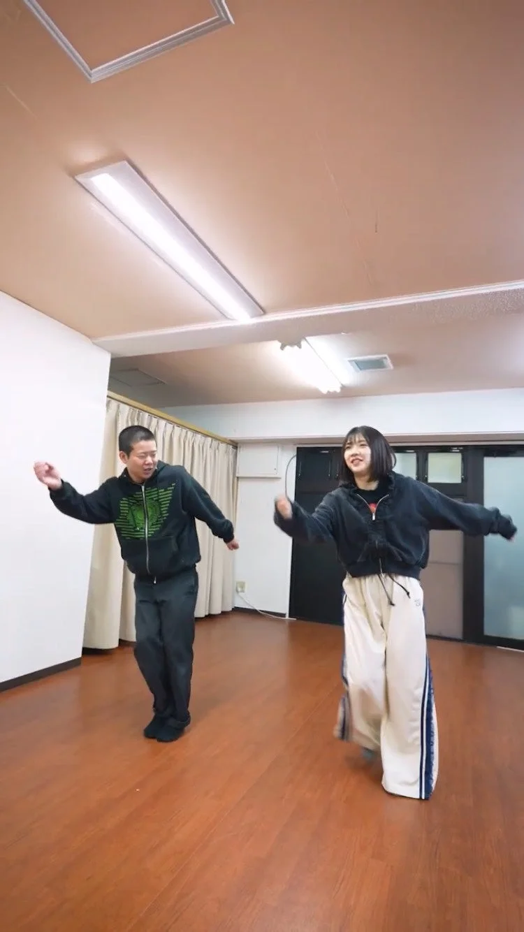 ダンスをする男女