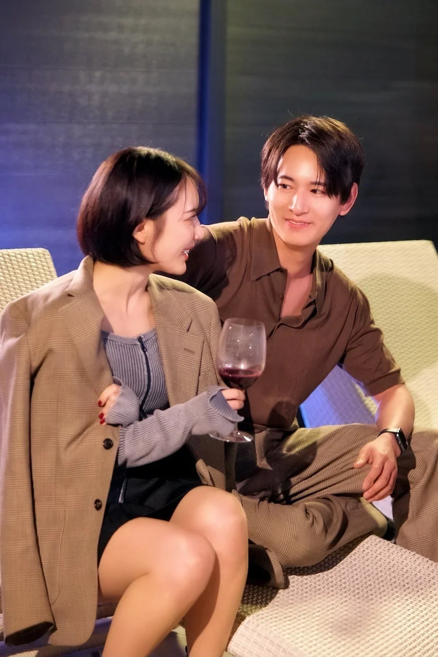 ワインを飲みながら談笑するカップル