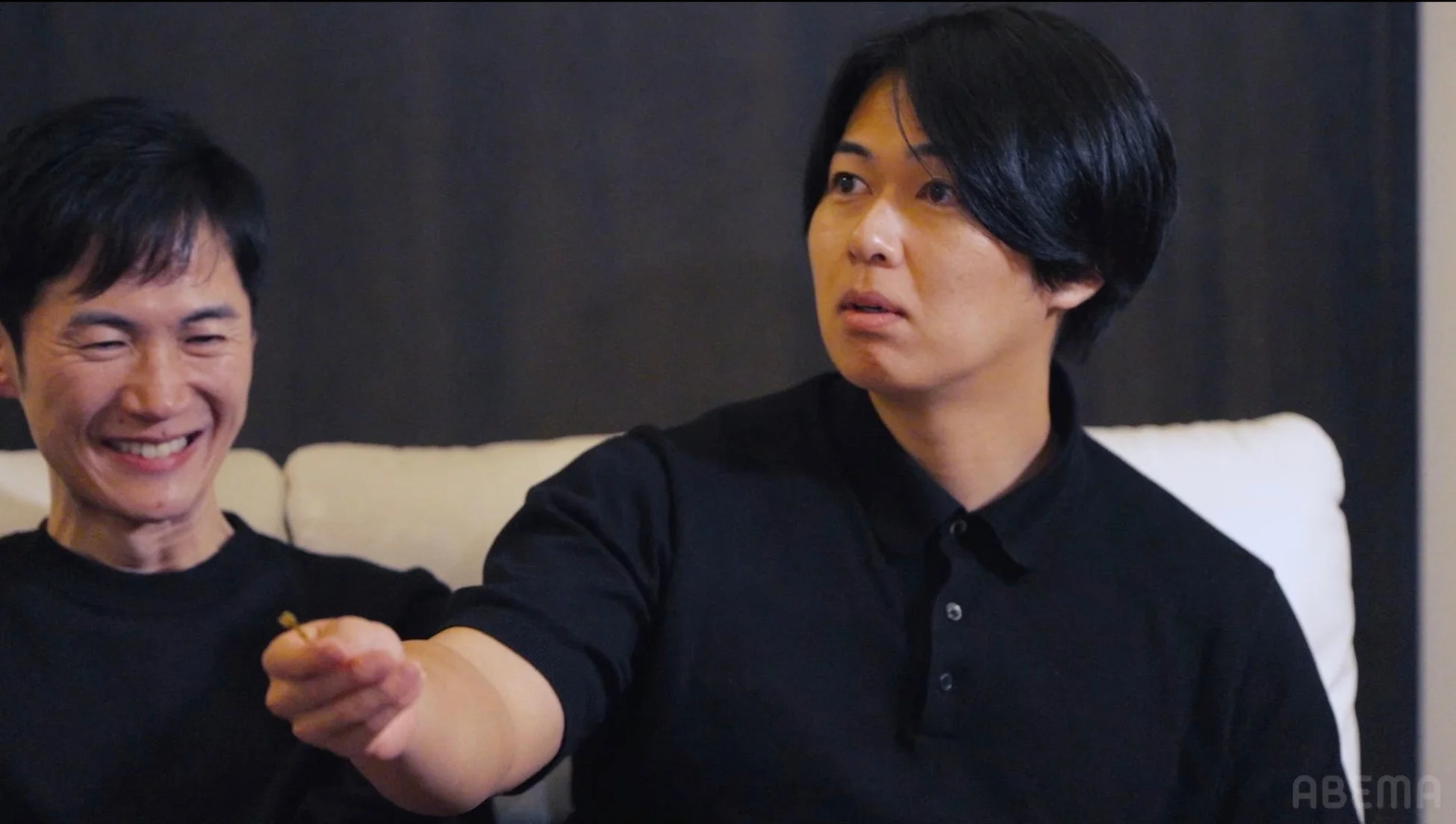 ソファで話す男性2人